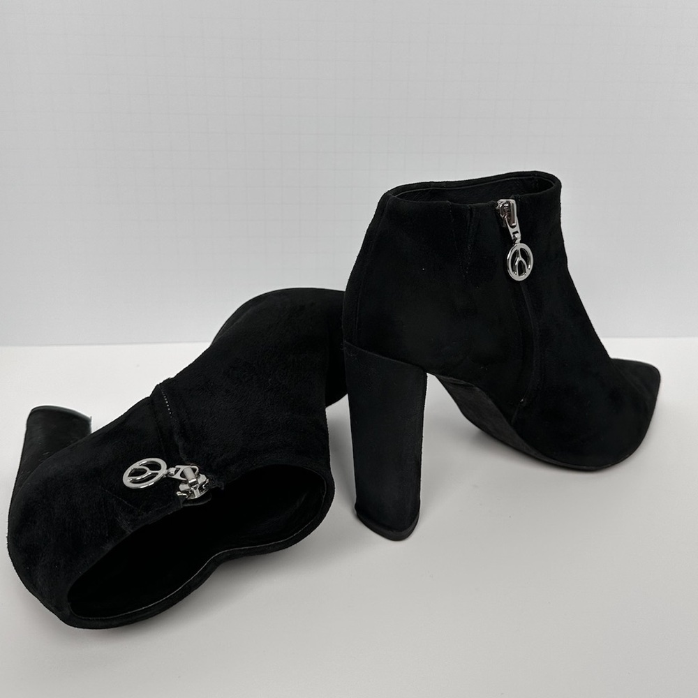 Wishbone — Sleek Black Ankle Booties with Modern Design size 9 - Picture 3 of 8